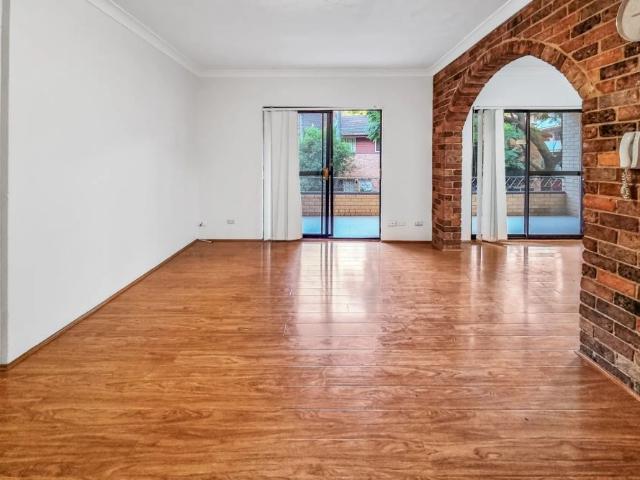 UPDATED 2 BEDROOM MODERN APARTMENT WITH FLOORBOARDS THROUGH OUT