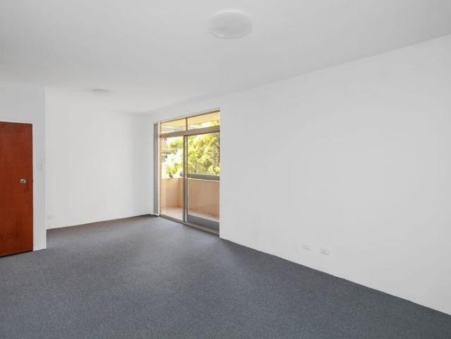 Updated 2 Bedroom Perfect Location, Close to Westmead Train Station!