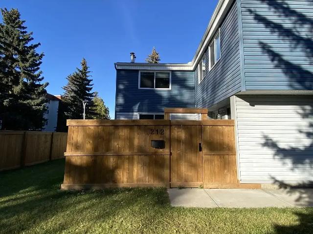 Updated 3 Bedroom Townhouse Condo in a Fantastic Southwest Edmonton Location! — 3 Bedrooms Condo Unit