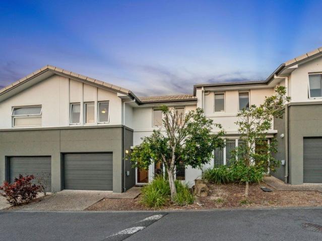 Upgraded Fresh & Modern Townhouse Offering Comfort, Convenience and Easy Living, Call Sam Maleki