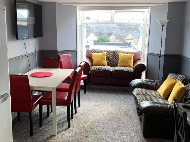 Uplands Crescent, Uplands, Swansea SA2 0EX StudentDigz Ltd