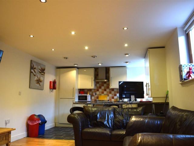 Uplands Crescent, Uplands, Swansea SA2 0EZ StudentDigz Ltd