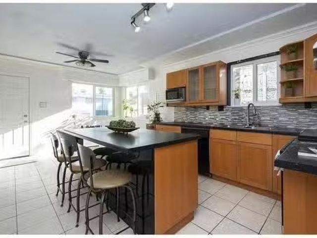 Upper 950 Nanaimo Street, Vancouver, BC, V5L 4S9 house for l.