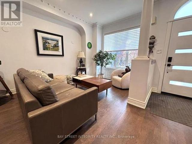 Upper 162 Claremont Street, Toronto, ON, M6J 2M8 house for lease | Listing ID C13580 | Royal LePage