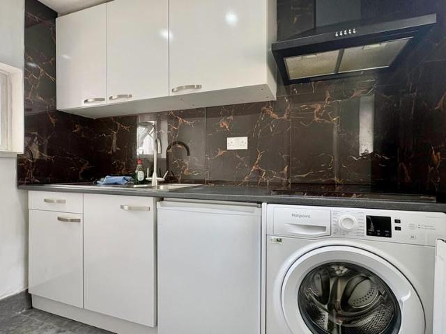 Upper Teddington Road upon Thames. Studio to rent £1,700 pcm £392 pw