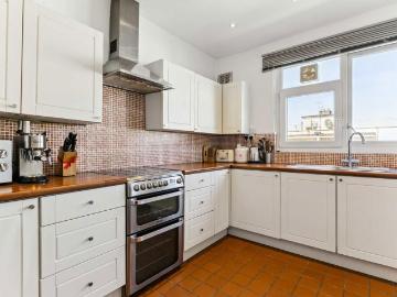 Upper Tooting Park, London SW17 3 bed flat to rent £2,850 pcm £658 pw
