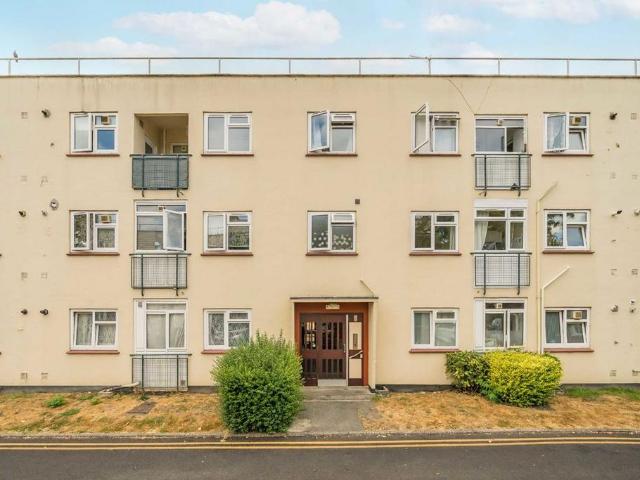 Upper Tooting Park, London SW17 2 bed flat to rent £2,500 pcm £577 pw