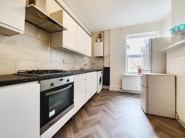 Upper Tooting Road 3 bed apartment to rent £2,900 pcm £669 pw