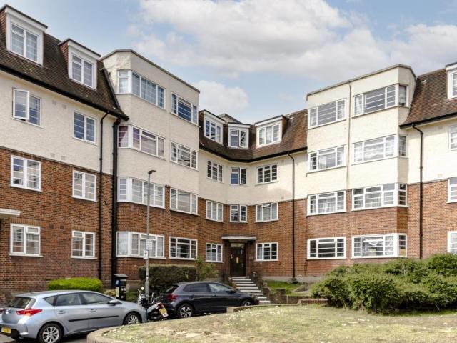 Upper Tooting Road London SW17 3 bed flat to rent £2,750 pcm £635 pw
