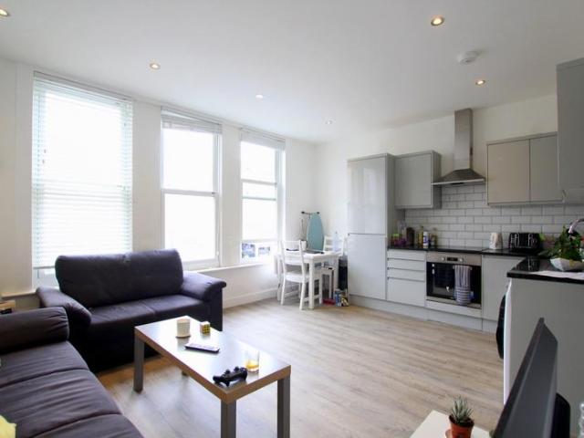 Upper Tooting Road, London SW17 2 bed apartment to rent £2,100 pcm £485 pw