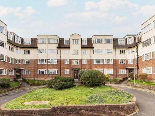 Upper Tooting Road, London SW17 2 bed flat to rent £1,900 pcm £438 pw