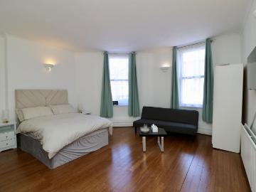 Upper Tooting Road, London SW17 2 bed flat to rent £2,100 pcm £485 pw