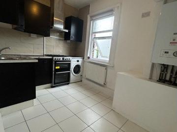 Upper Tooting Road, London SW17, 2 bed flat to rent, £1,950 pcm | PrimeLocation
