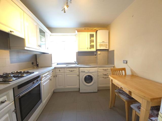 Upper Tooting Road, Tooting Bec SW17, 2 bed flat to rent, £1,900 pcm | PrimeLocation