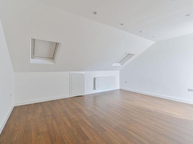 Upper Tooting Road, Tooting, London. Studio to rent £2,000 pcm £462 pw