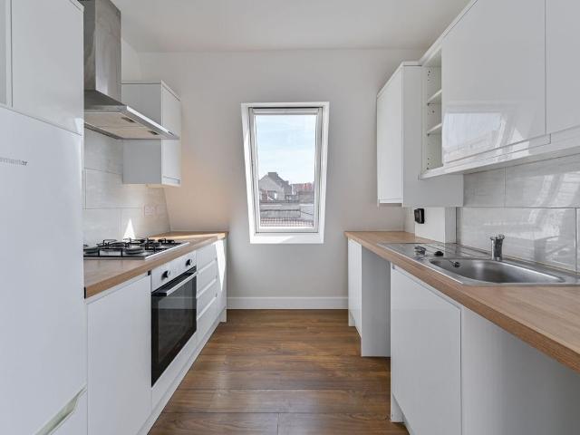 Upper Tooting Road, Tooting, London SW17, Studio to rent, £2,000 pcm | PrimeLocation