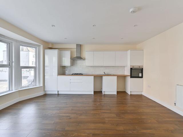Upper Tooting Road, Tooting, London SW17, 2 bed flat to rent, £2,400 pcm | PrimeLocation