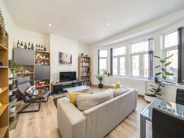 Upper Tooting Road, Tooting SW17, 2 bed flat to rent, £2,150 pcm | PrimeLocation