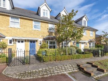 Upper Village Road, Ascot SL5 3 bed terraced house to rent £2,750 pcm £635 pw