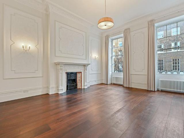 Upper Wimpole Street, Marylebone. 2 bed flat to rent £6,717 pcm £1,550 pw