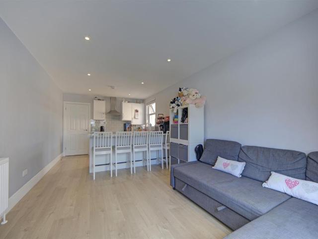 Upper Wickham Lane, Welling DA16, 2 bed flat to rent, £1,650 pcm | PrimeLocation