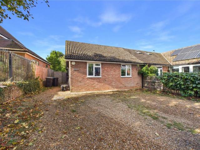 Upper Basildon, Reading, Berkshire, RG8 2 bed bungalow to rent £1,300 pcm £300 pw