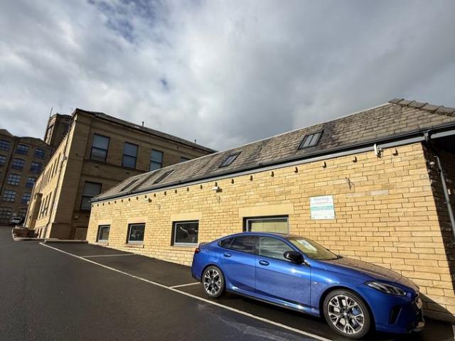 Upper Blakeridge Lane, Batley WF17, 2 bed property to rent, £800 pcm | PrimeLocation