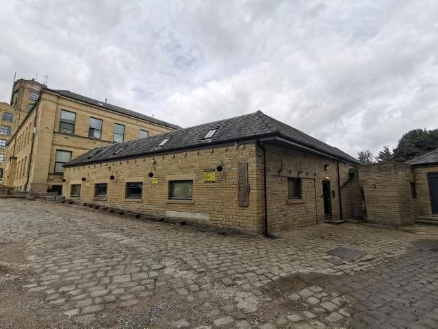 Upper Blakeridge Lane, Batley 2 bed apartment to rent £850 pcm £196 pw