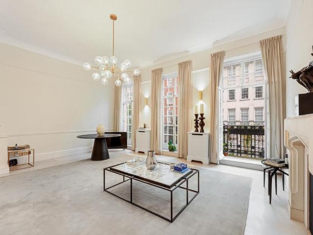 Upper Brook Street, London W1K 1 bed flat to rent £7,692 pcm £1,775 pw