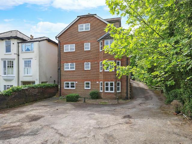 Upper Bridge Road, Redhill, Surrey, RH1 1 bed apartment to rent £1,150 pcm £265 pw