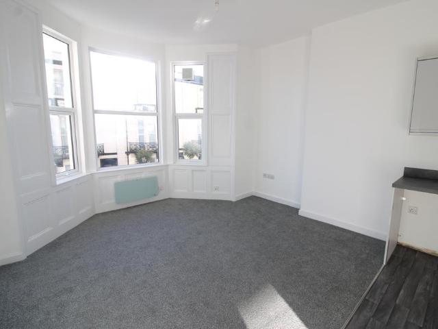 Upper Church Road, Weston super Mare. 2 bed flat to rent £950 pcm £219 pw