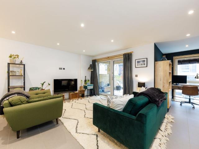 Upper Clapton Road, London E5, 2 bed flat to rent, £3,000 pcm | PrimeLocation
