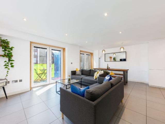 Upper Clapton Road, London E5, 3 bed flat to rent, £3,500 pcm | PrimeLocation