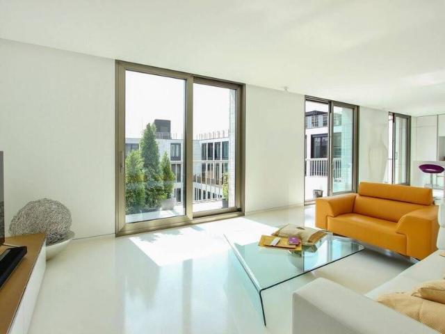 Upper Eastside Berlin: Minimalistische Residenz in Weiß an der Friedrichstraße