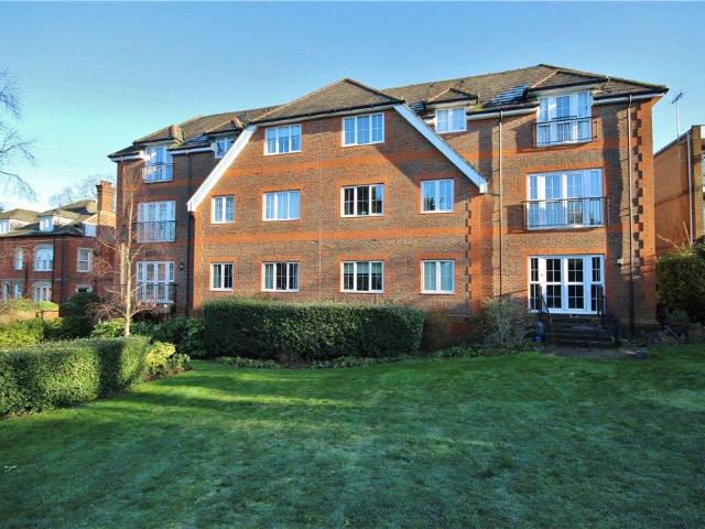Upper Edgeborough Road, Guildford. 2 bed apartment to rent £2,000 pcm £462 pw