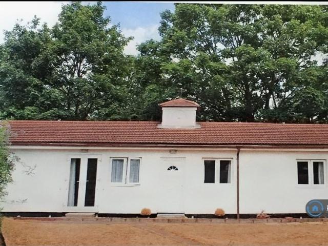 Upper Elmers End Road, Beckenham, BR3 2 bed bungalow to rent £1,750 pcm £404 pw