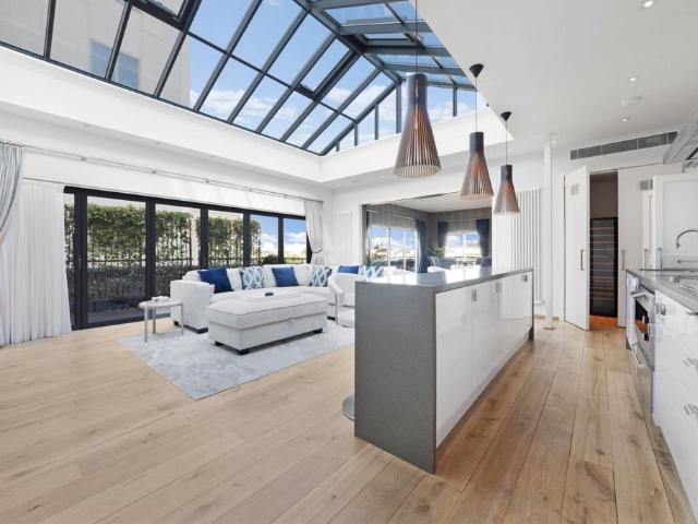 Upper Ground, South Bank, SE1 3 bed flat to rent £16,497 pcm £3,807 pw