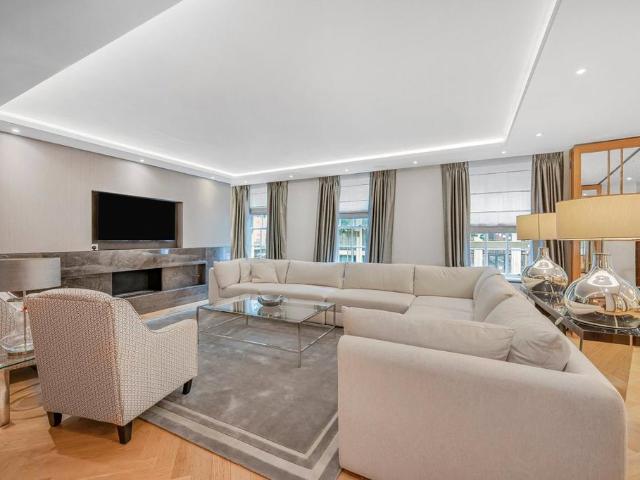 Upper Grosvenor Street, London W1K 3 bed flat to rent £18,950 pcm £4,373 pw