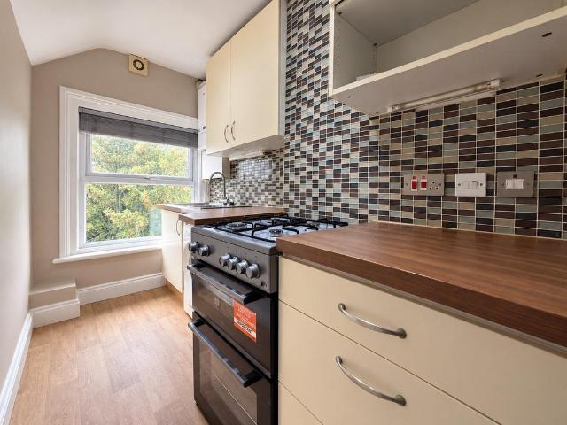 Upper Grosvenor Road, Tunbridge Wells 1 bed flat to rent £1,050 pcm £242 pw