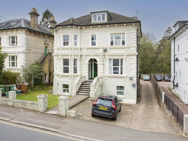 Upper Grosvenor Road, Tunbridge Wells 2 bed apartment to rent £1,500 pcm £346 pw