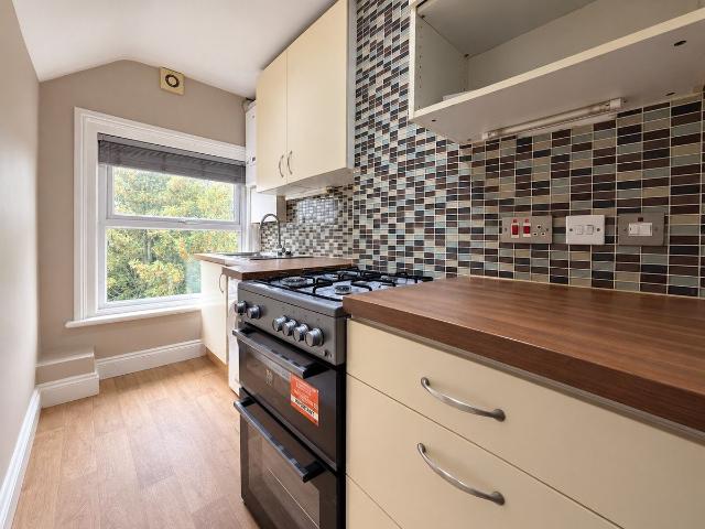 Upper Grosvenor Road, Tunbridge Wells TN1, 1 bed flat to rent, £1,050 pcm | PrimeLocation