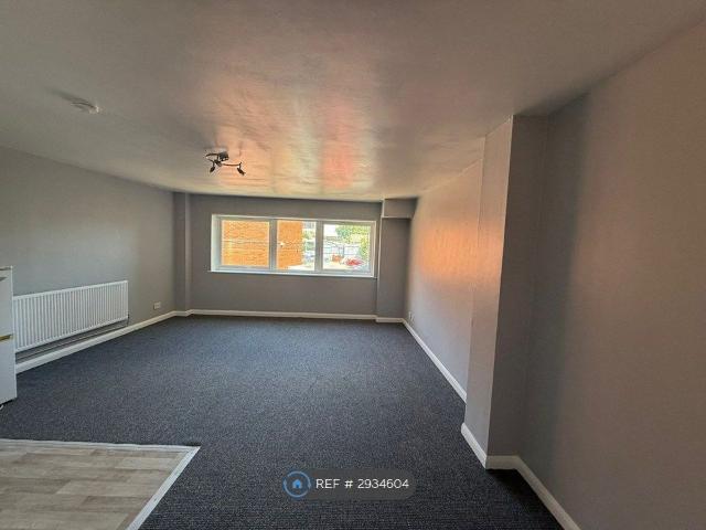 Upper Green East, Mitcham CR4, 3 bed flat to rent, £1,900 pcm | PrimeLocation