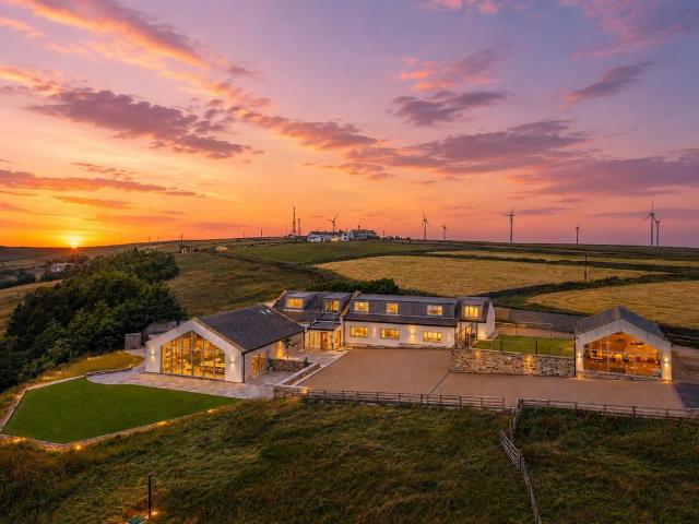 Upper Hazelhurst Farm, Off Withens. 5 bed detached house to rent £6,500 pcm £1,500 pw