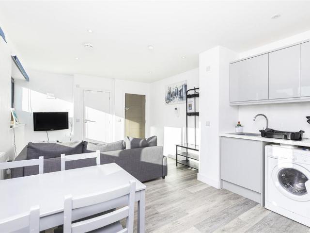 Upper Hinton Road, Bournemouth BH1 1 bed flat to rent £925 pcm £213 pw