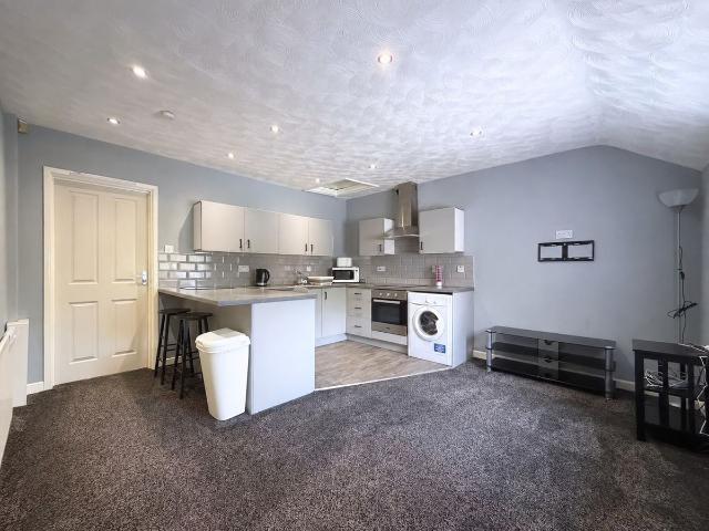 Upper High Street, Cradley Heath B64, 1 bed flat to rent, £800 pcm | PrimeLocation