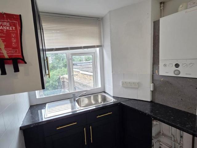 Upper High Street, Epsom KT17 1 bed flat to rent £1,100 pcm £254 pw