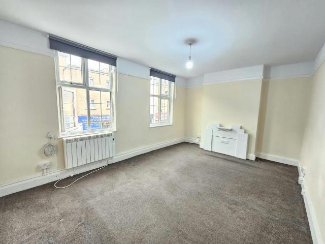Upper High Street, Epsom KT17 2 bed flat to rent £1,450 pcm £335 pw