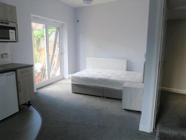 Upper High Street, Somerset TA1 Studio to rent £660 pcm £152 pw