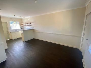 UPPER LEVEL UNIT IN A WONDERFUL LOCATION