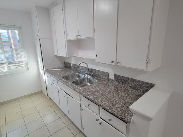 Upper Level Spacious 1 Bedroom Apartment
